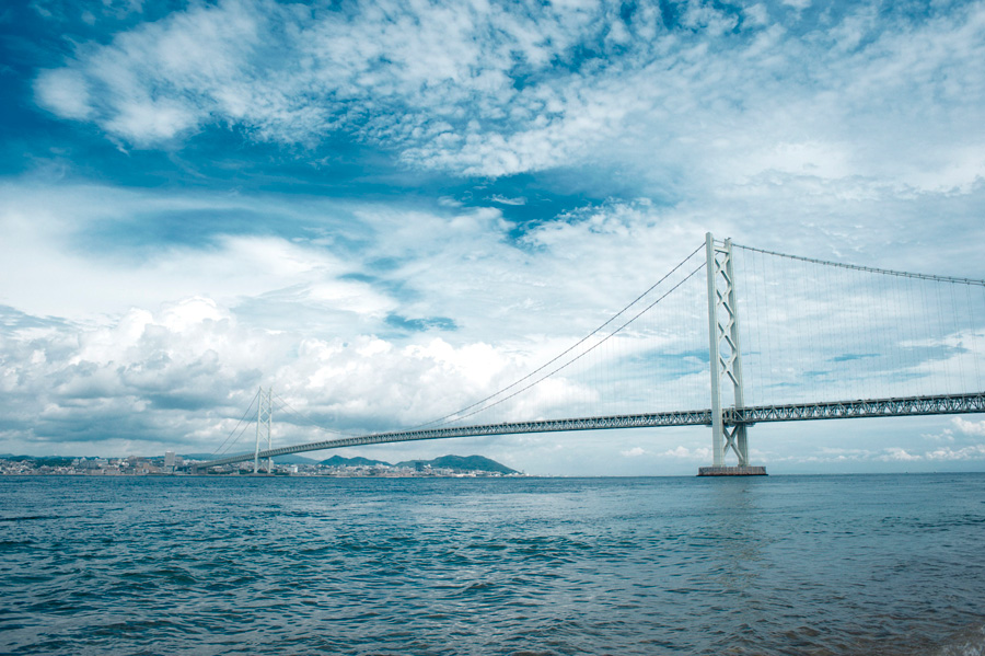 Ponte Akashi-Kaikyo sobre o mar na região de Kobe, Japão
