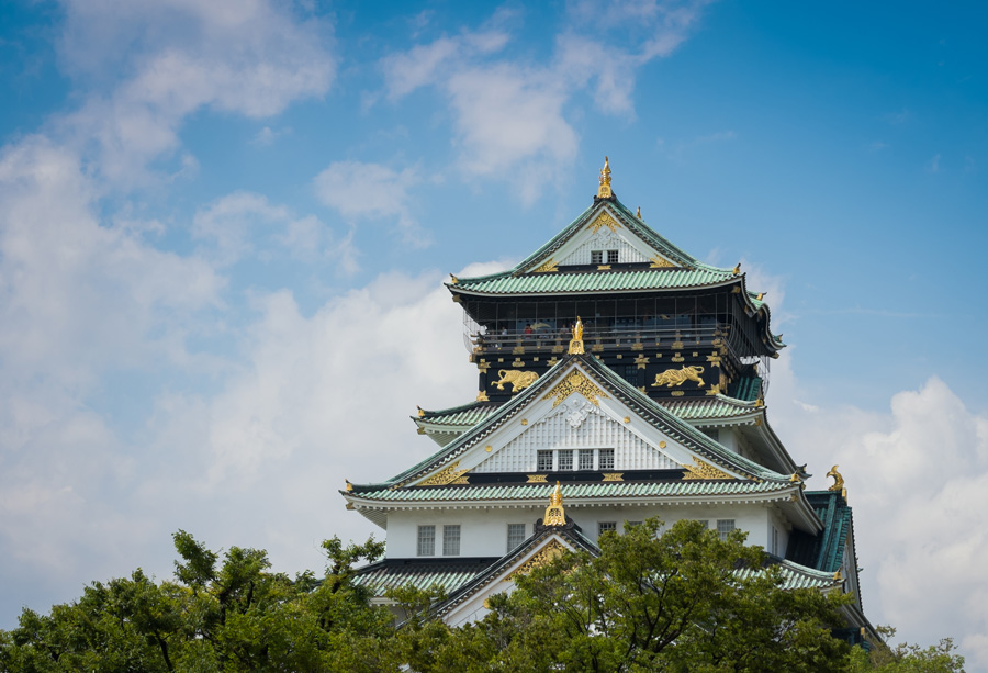Castelo de Osaka com sua torre histórica sob o céu azul