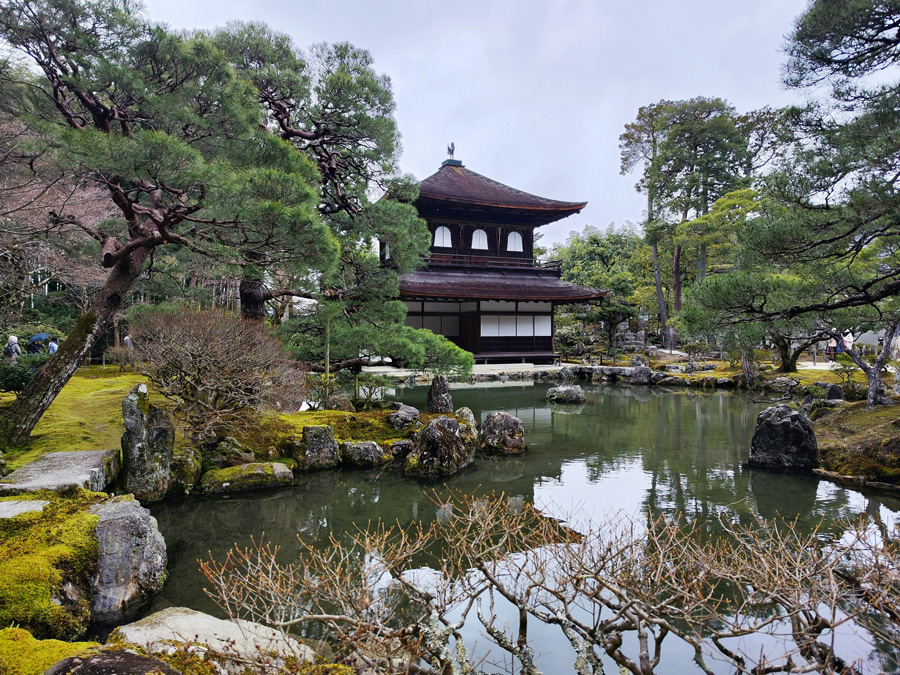 Pavilhão de Prata Ginkaku-ji refletido no lago e cercado por jardins em Kyoto