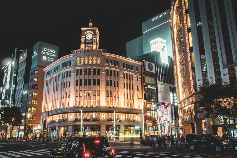 Distrito de Ginza iluminado à noite, com lojas e edifícios comerciais em Tóquio