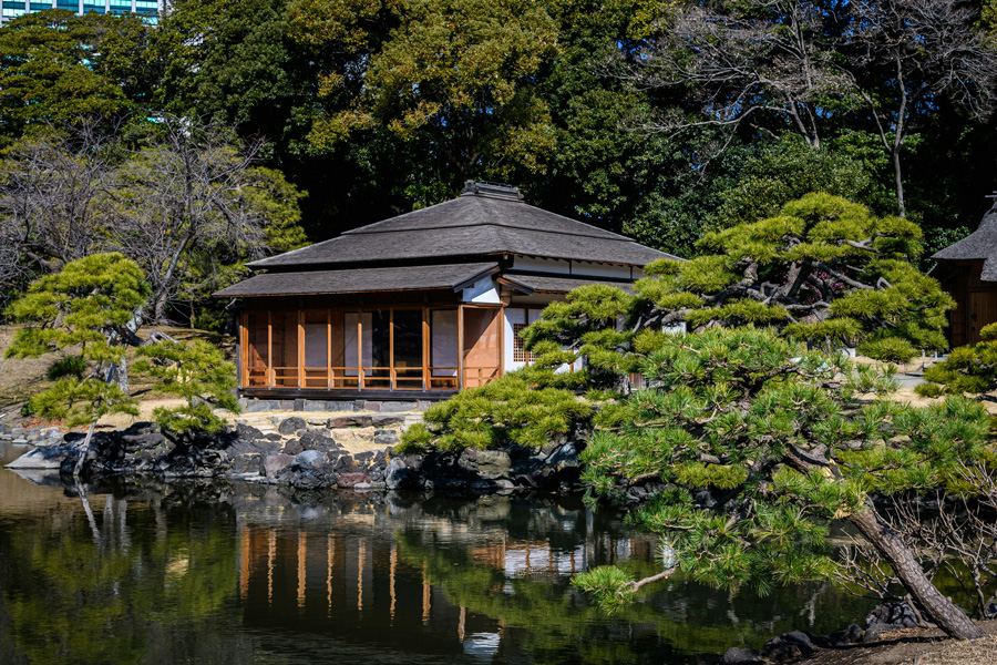 Casa de chá e lago nos Jardins Hamarikyu, em Tóquio