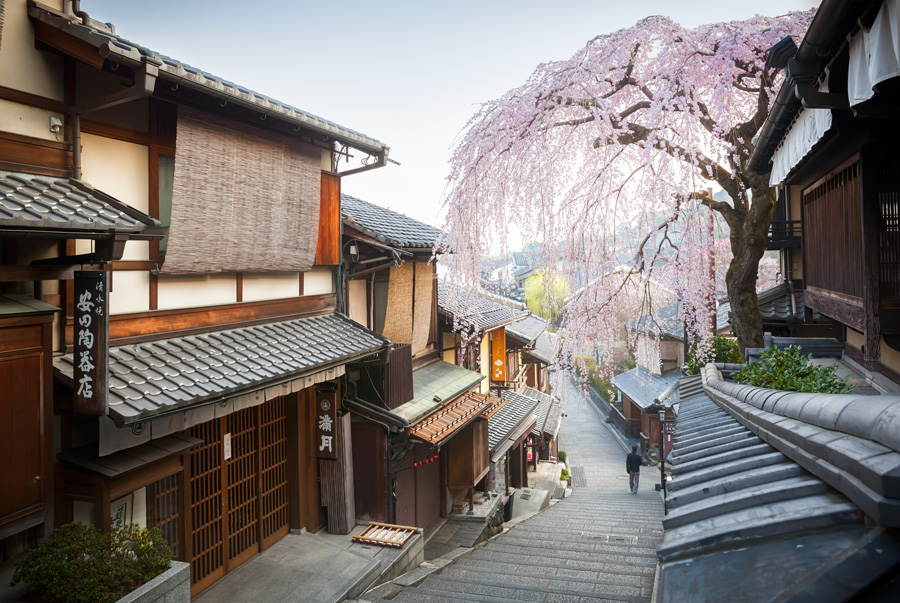 Rua Sannenzaka em Higashiyama, com casas tradicionais e cerejeira florida em Kyoto