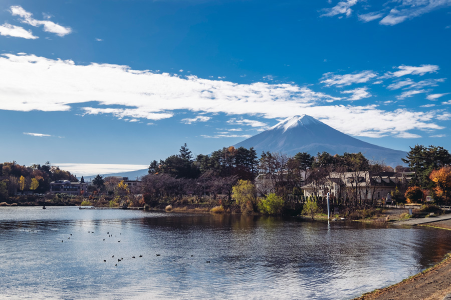 Lago Kawaguchi com o Monte Fuji ao fundo em dia de céu azul