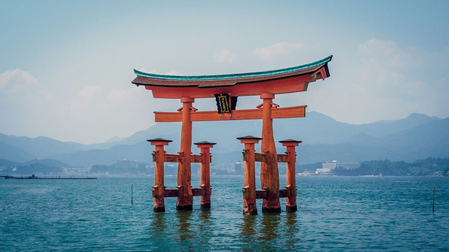 Torii flutuante do Santuário Itsukushima sobre o mar em Miyajima