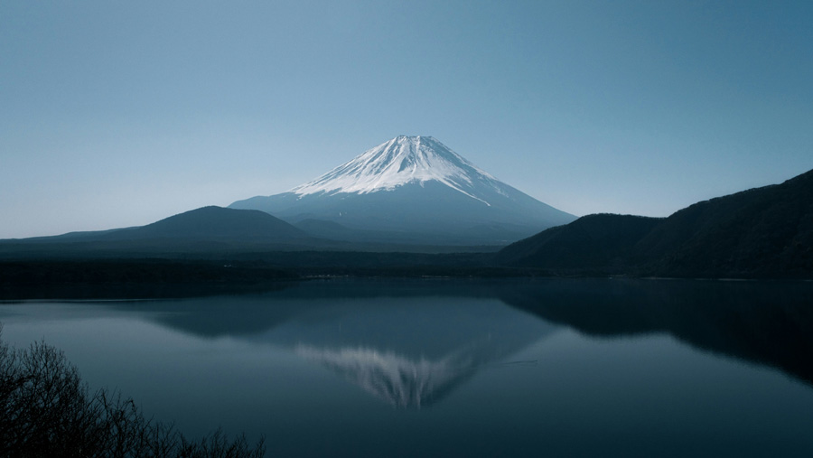 Monte Fuji refletido nas águas tranquilas de um lago no Japão