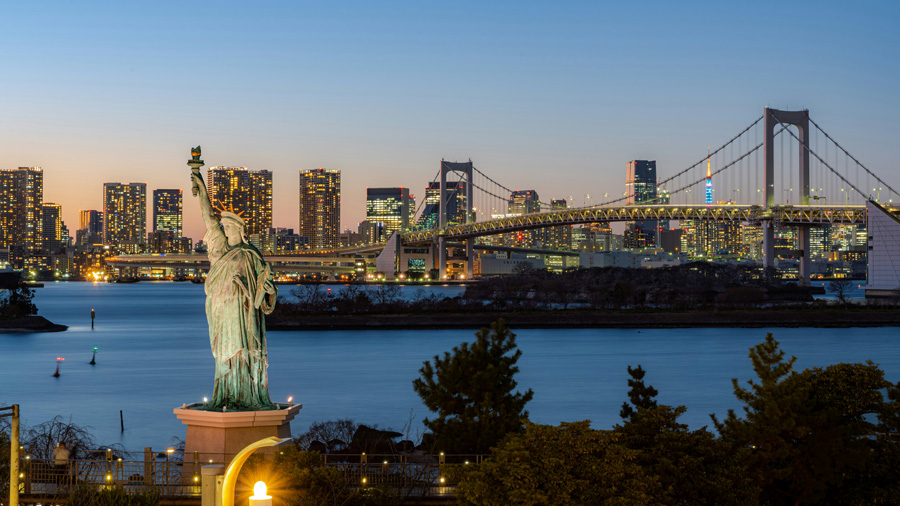 Baía de Tóquio vista de Odaiba, com Rainbow Bridge e réplica da Estátua da Liberdade