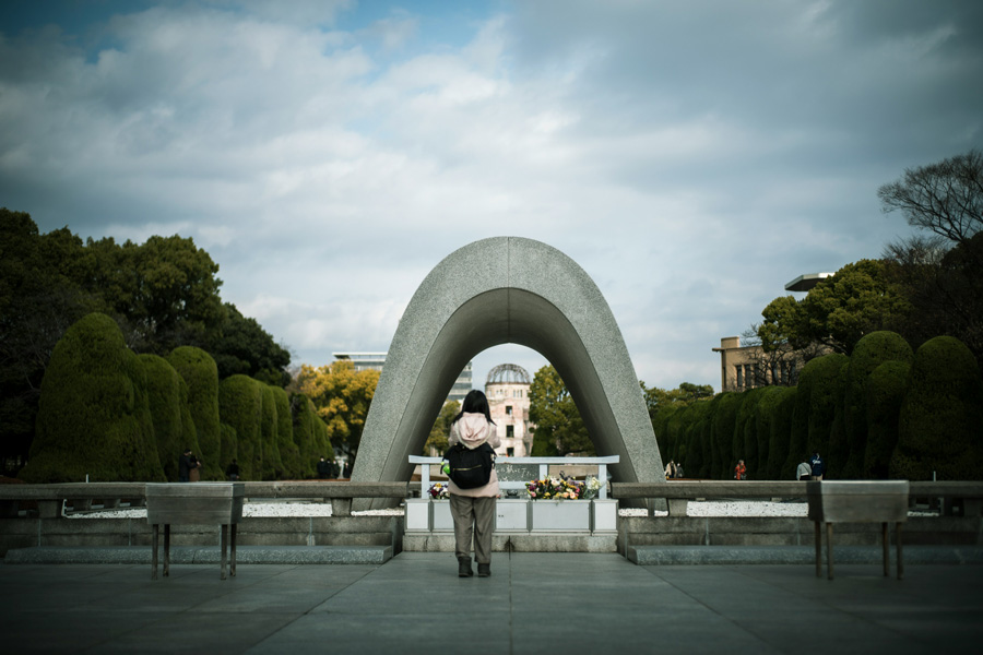 Cenotáfio do Parque Memorial da Paz com Domo da Bomba Atômica ao fundo em Hiroshima