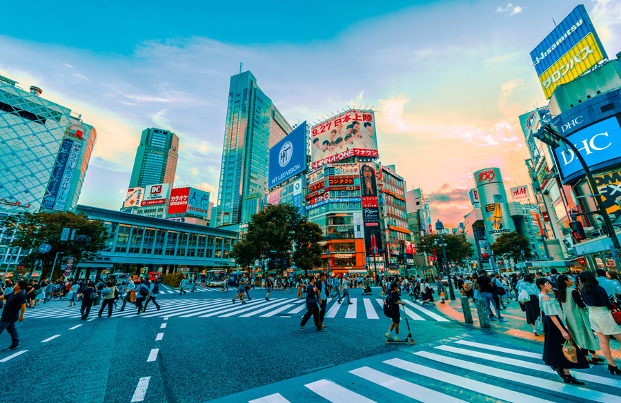 Cruzamento de Shibuya com grande fluxo de pedestres e edifícios de Tóquio