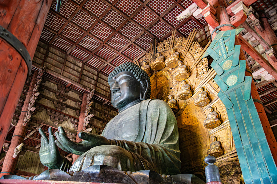 Grande Buda de Nara dentro do templo Todai-ji, no Japão