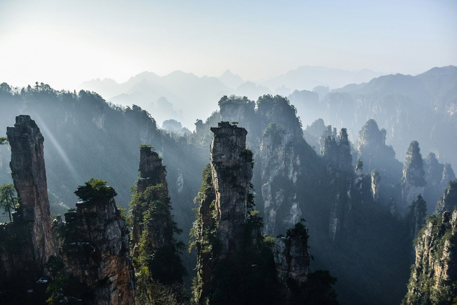 Paisagem de Yuanjiajie, com colunas de pedra que inspiraram cenário do filme Avatar.