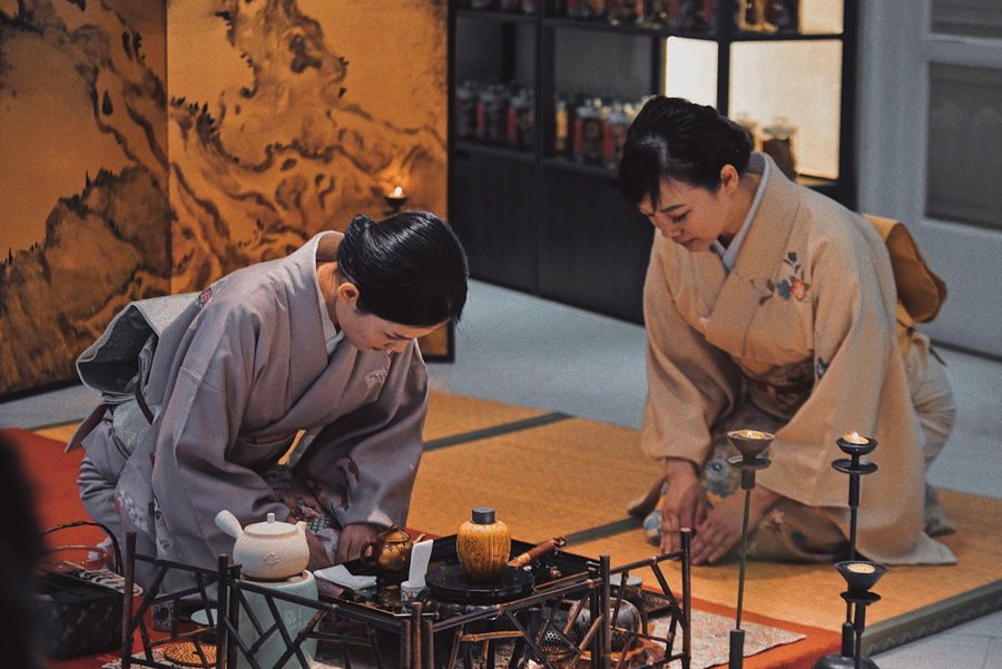 Mulheres de quimono realizando uma cerimônia tradicional do chá no Japão