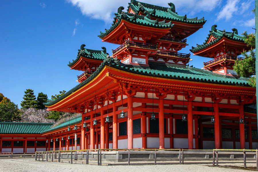 Santuário Heian em Kyoto, com arquitetura tradicional vermelha e telhados verdes