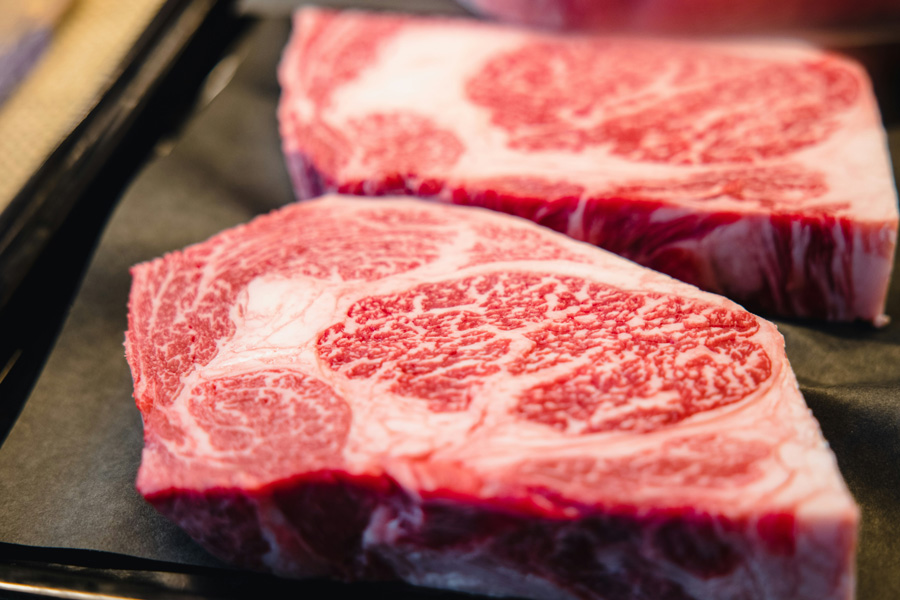 Cortes de Kobe beef com alto grau de marmoreio