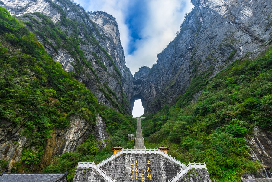 Vista da parte de baixo da escadaria que dá acesso à caverna Porta do Céu.