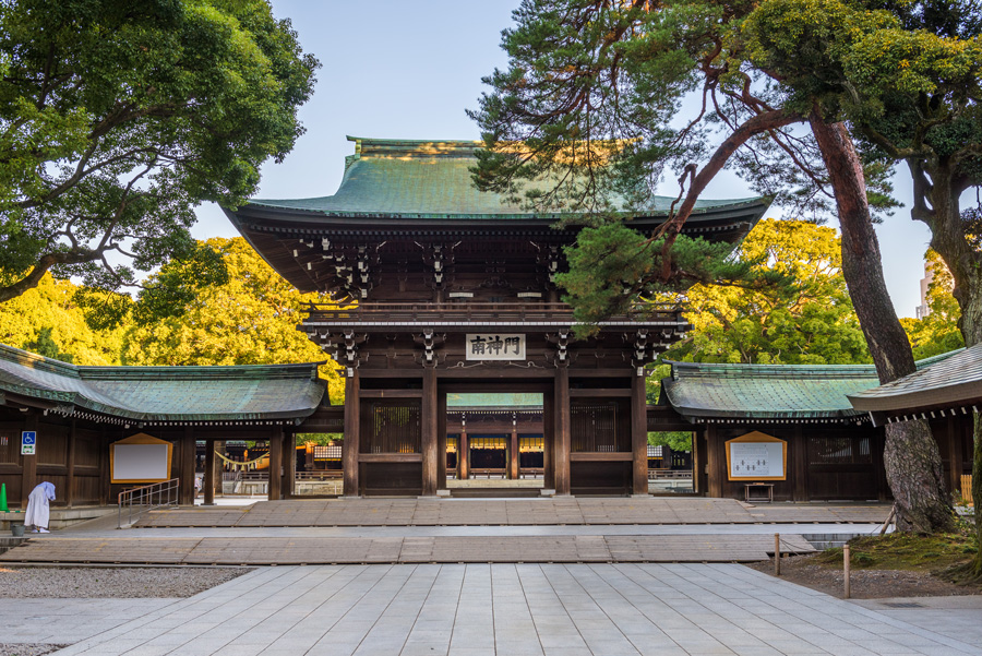 Entrada do Santuário Meiji cercada por árvores em Tóquio, Japão