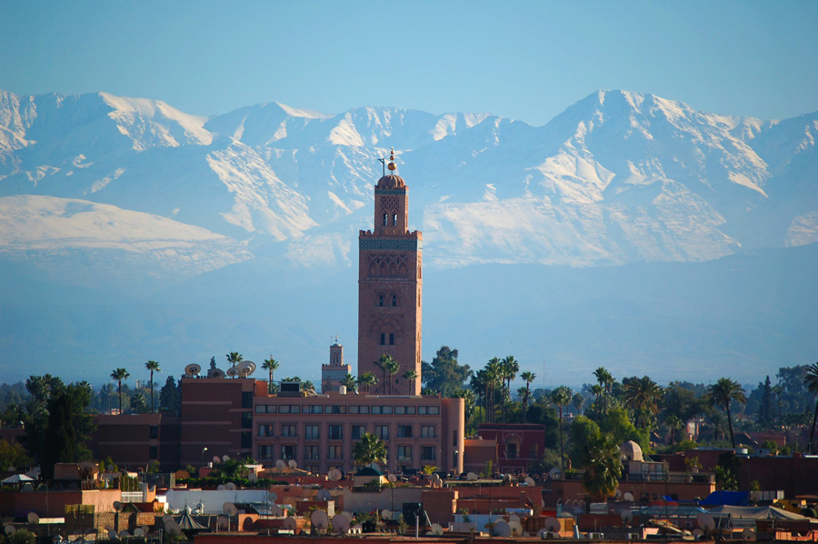 Vista panorâmica de Marrakech, no Marrocos, com construções históricas e uma mesquita ao fundo.