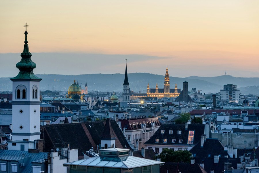 Vista panorâmica de Viena, na Áustria, com edifícios históricos, torres de igrejas e arquitetura europeia.